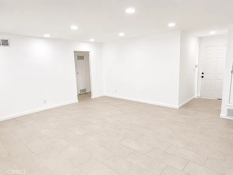 23926 Hamlin St — Photo 16