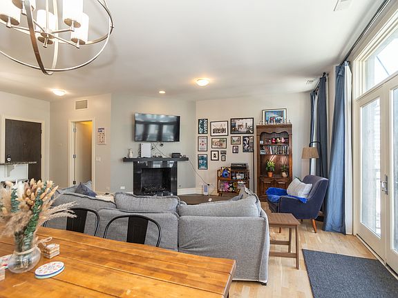 4th image of 711 W Grand Ave #402