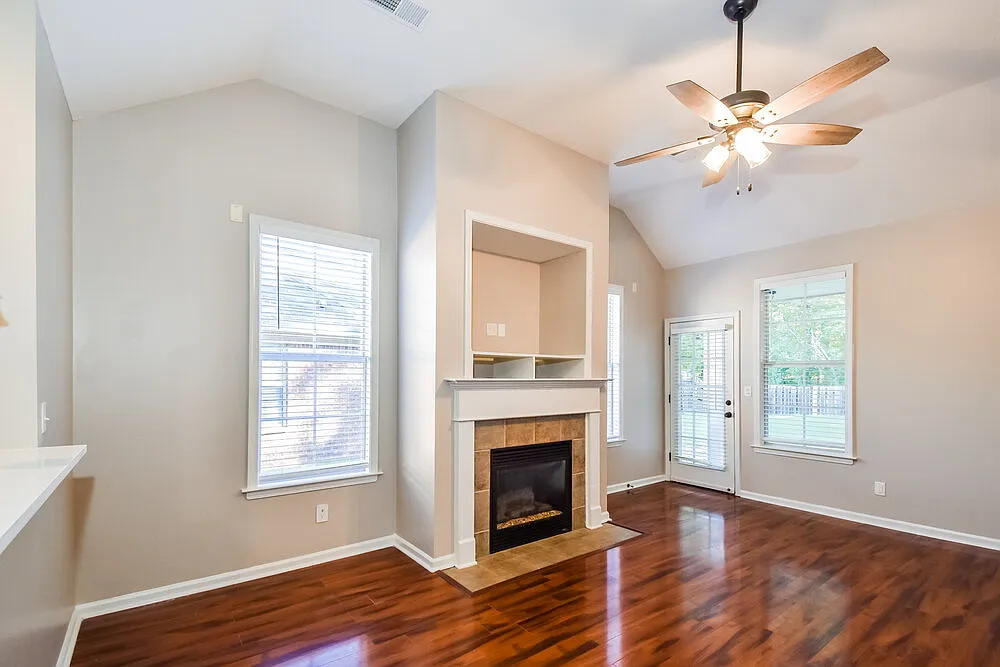 3 bed, 2.0 bath, 1721 sqft, $2,070 — Photo 4