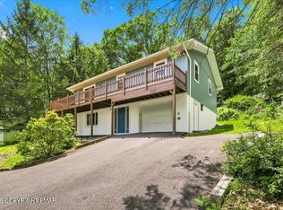 1027 Maple Lake Dr, Bushkill, PA 18324