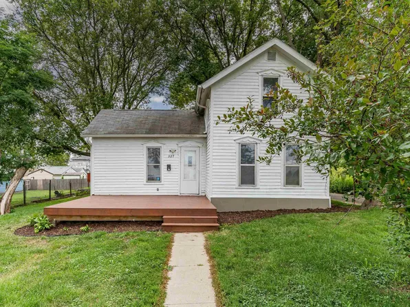 327 W 12th St, Waterloo, IA 50702