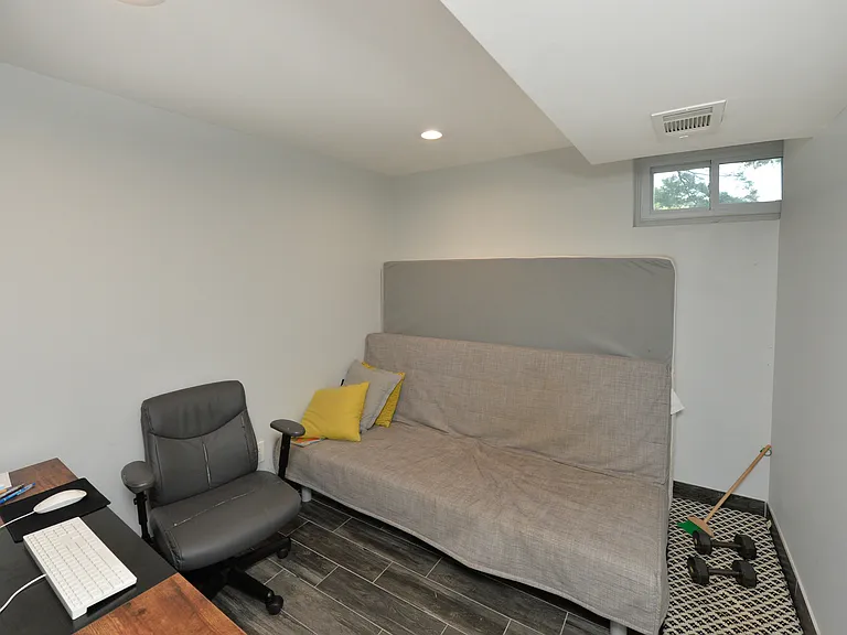 154 Middlesex Ave — Photo 28
