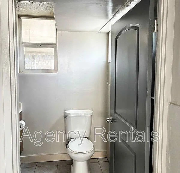 938 Owen St — Photo 4