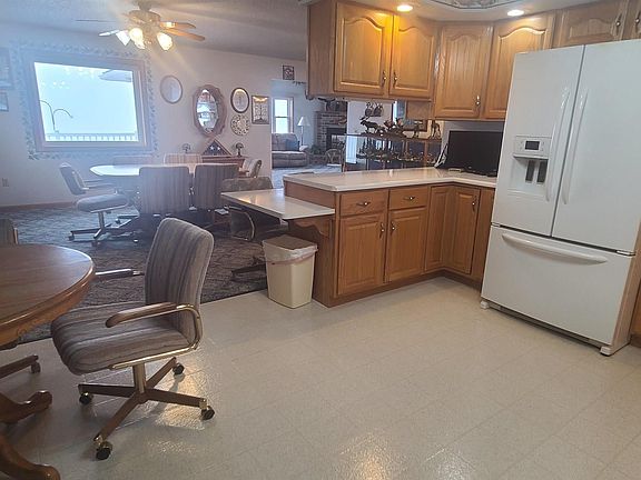 4th image of 404 E Maple St