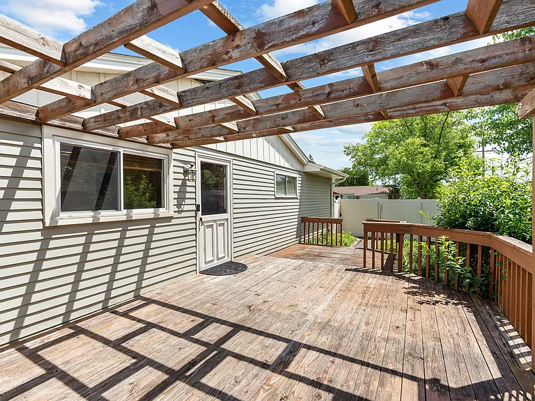 818 Leahy Cir — Photo 27