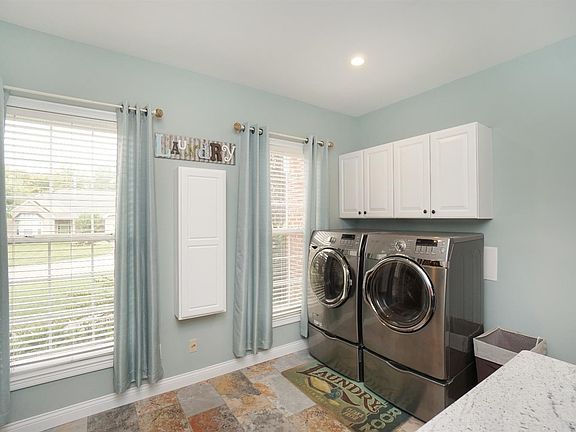 4th image of 1018 Westchester Way