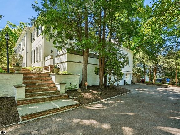 4th image of 343 Forest Rd