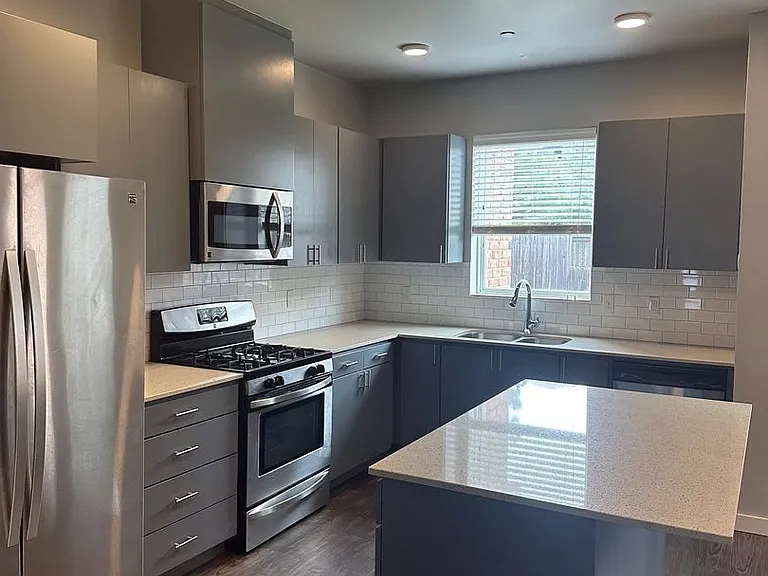 750 SW 14th St — Photo 9