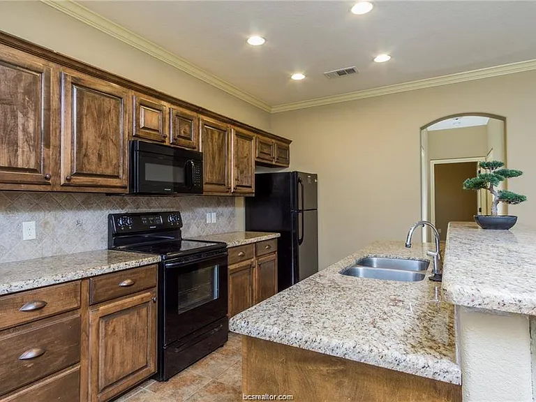 3010 Old Ironsides Dr — Photo 3