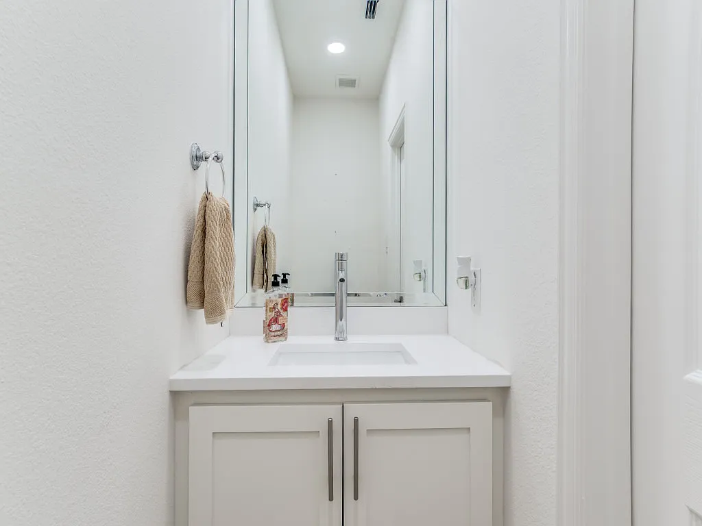 4 bed, 3.5 bath, 3814 sqft, $5,000 — Photo 3