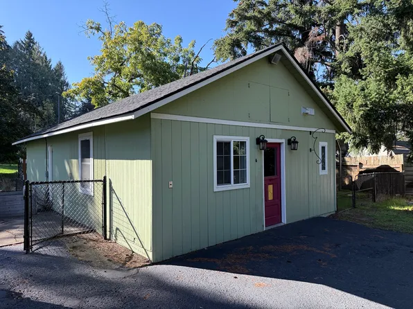 1067 Oak St #2, Silverton, OR 97381