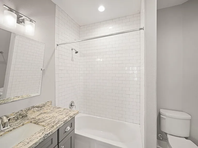 2547 Calumet St — Photo 25