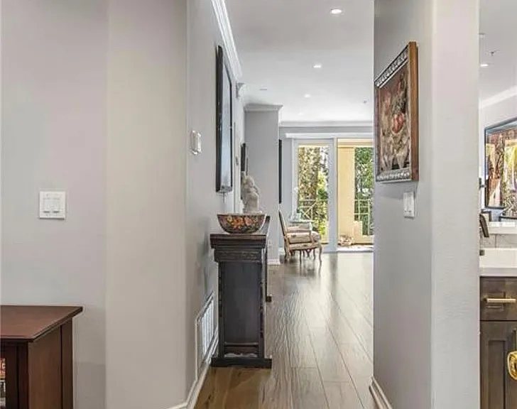 2233 Martin #201 — Photo 23