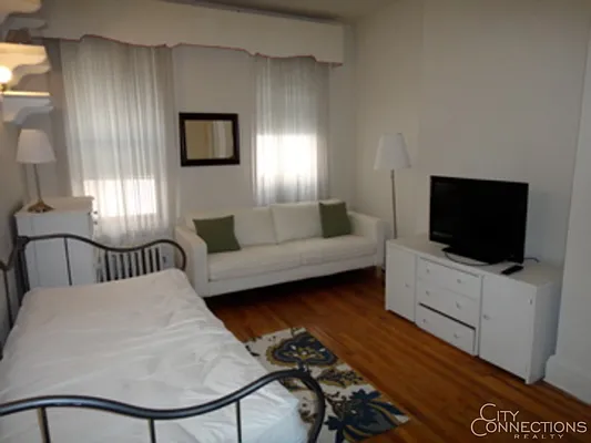 Rented by City Connections Realty | media 9