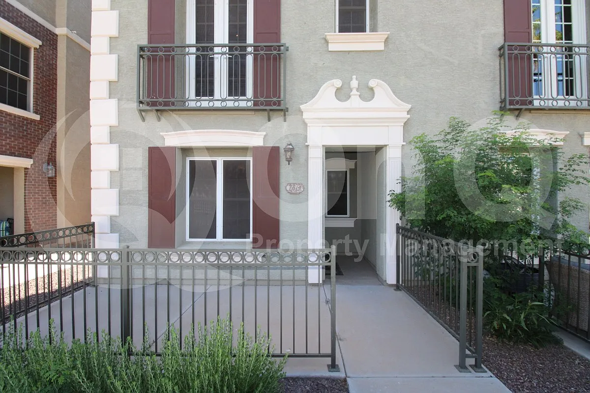 3 bed, 2.5 bath, 2096 sqft, $2,250 — Photo 2