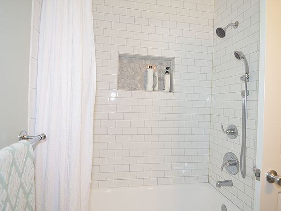 5th image of 2848 Woodlawn Ave
