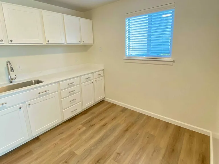 Timberlane Apartments — Photo 11