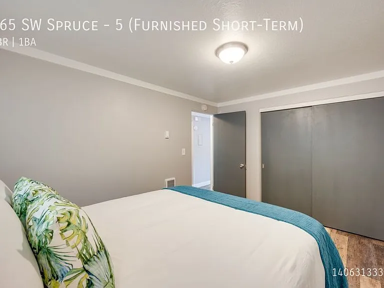 165 SW Spruce St #5 — Photo 11