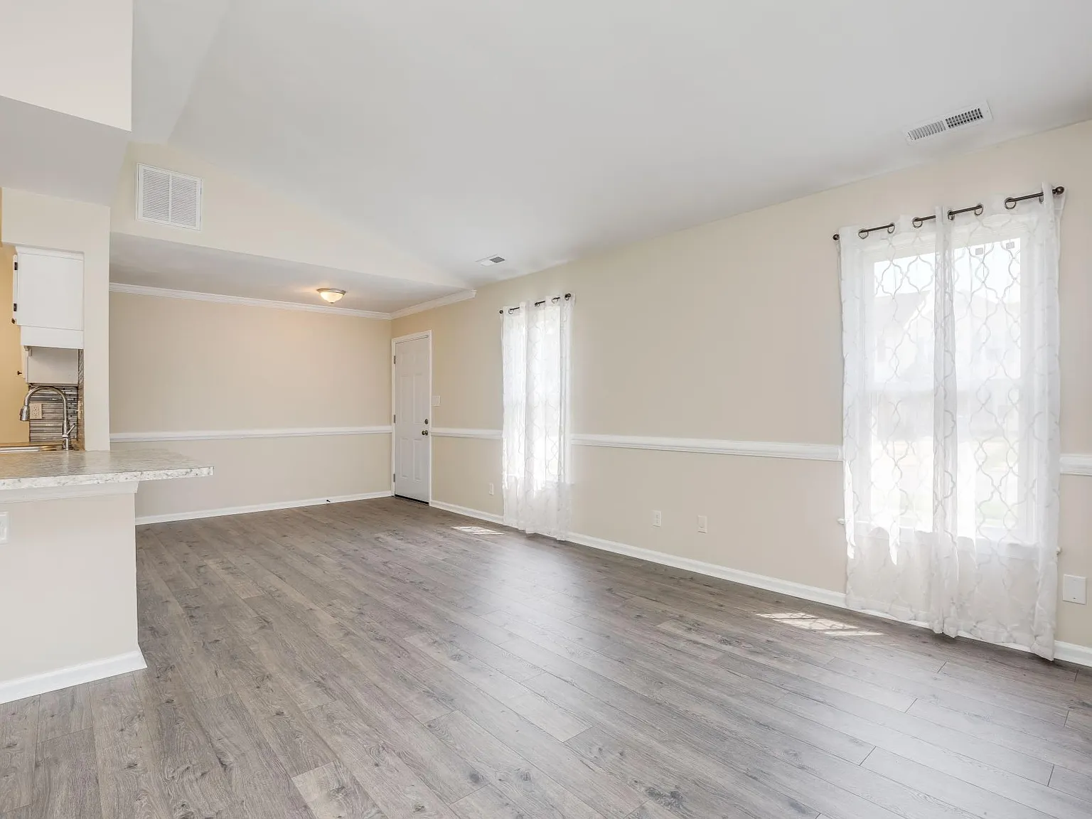 3 bed, 1239 sqft, $2,300 — Photo 4