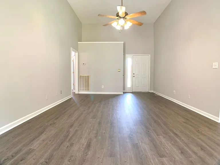315 Harold Dr — Photo 3