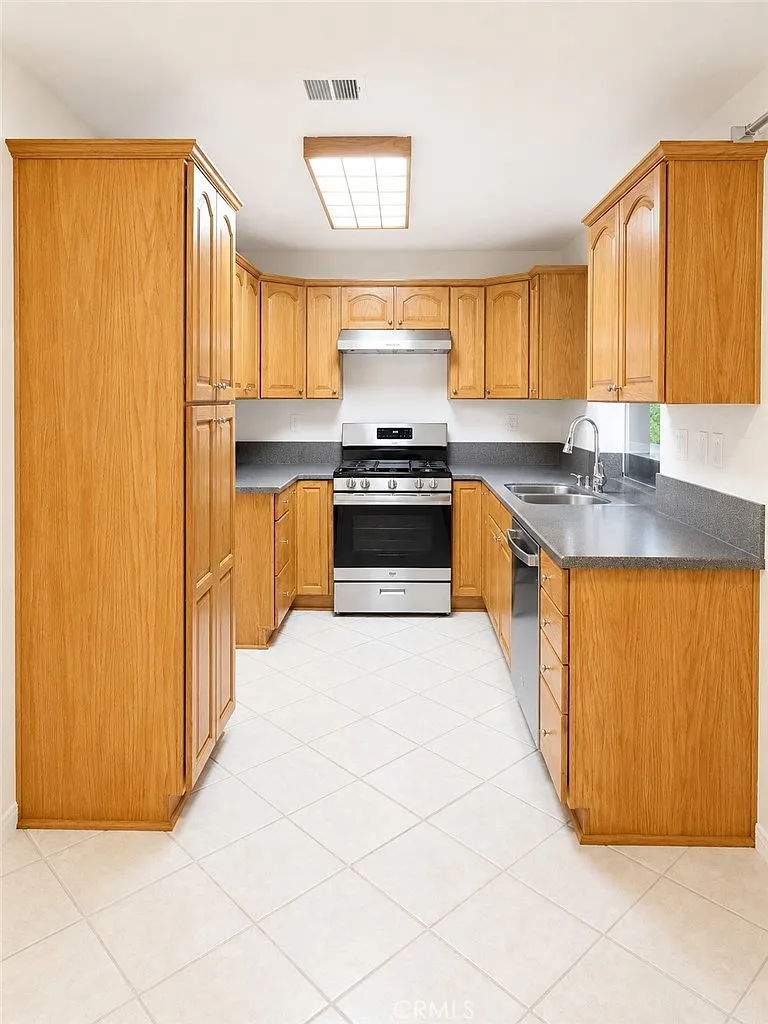3 bed, 2.5 bath, 1356 sqft, $3,000 — Photo 4