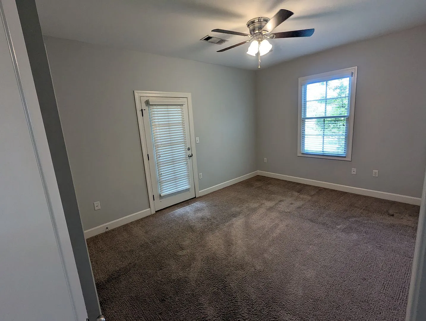 3 bed 3 bath Condo Great Downtown Location — Photo 4