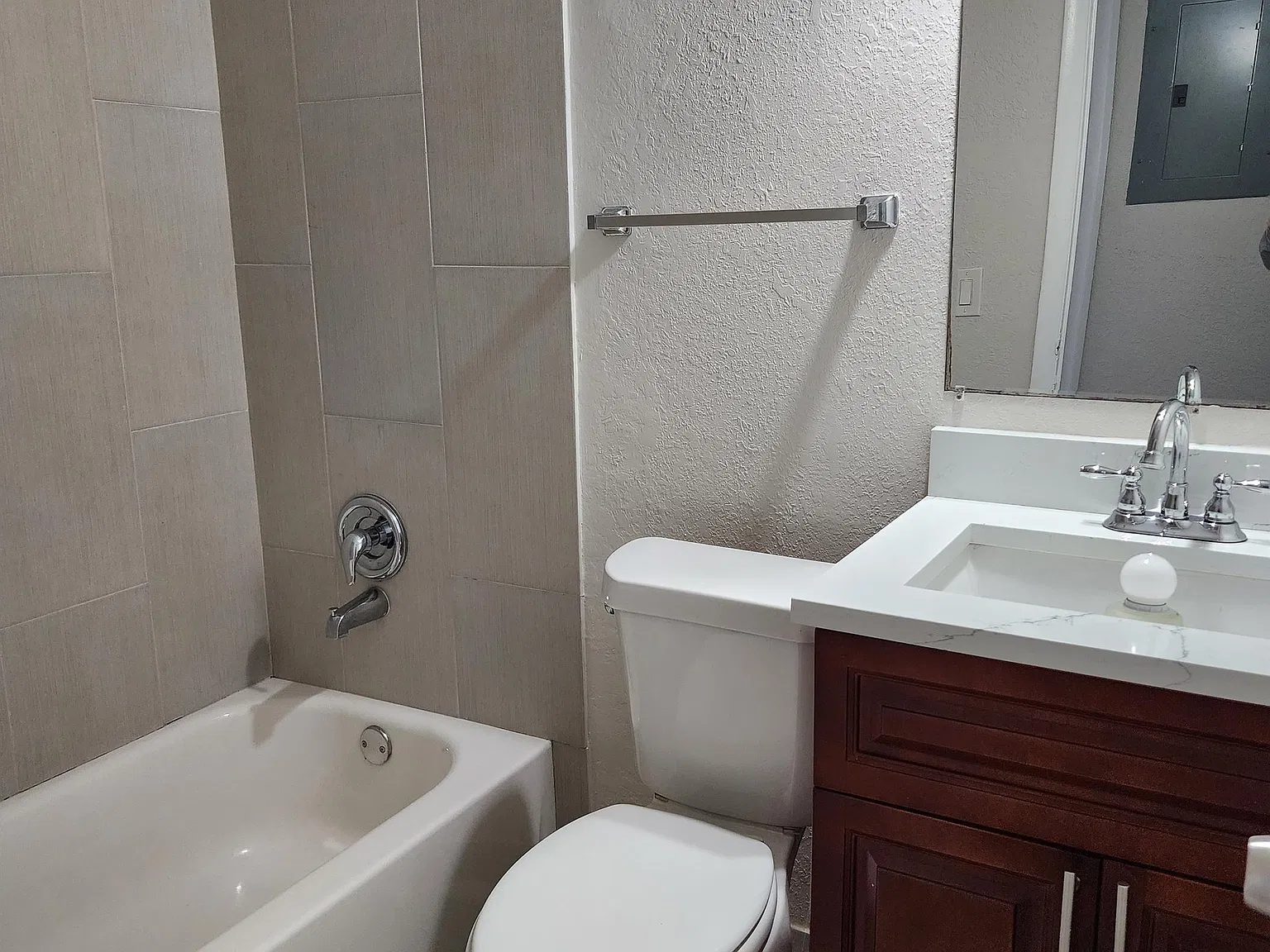 1020-1024 NE 17th Way - Unit 2 — Photo 4