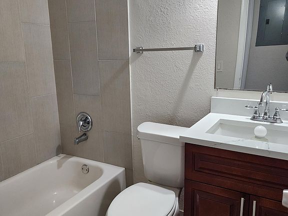 4th image of 1020 NE 17th Way #2
