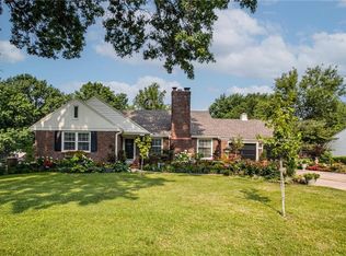 6940 Reeds Rd, Prairie Village, KS 66208