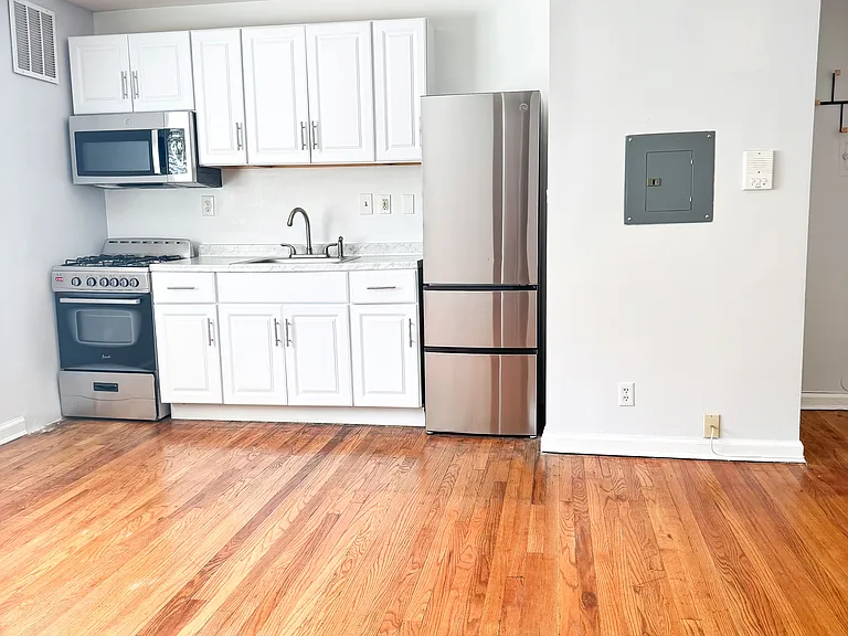 Lexington Garden Apartment — Photo 21
