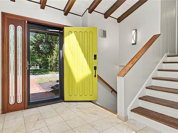 4th image of 160 Windermere Way