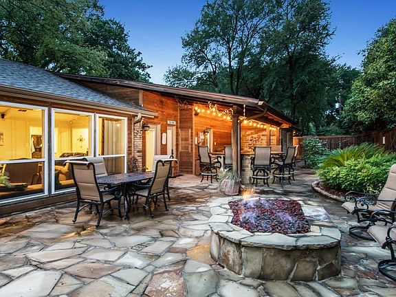 3rd image of 803 Delia Ct