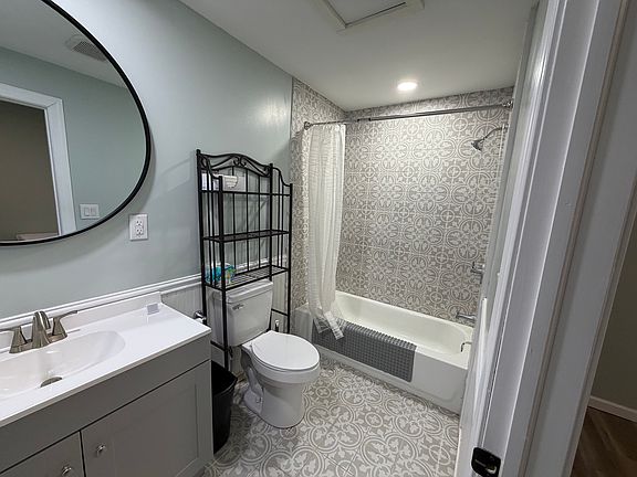 5th image of 586 Charles Ave #1