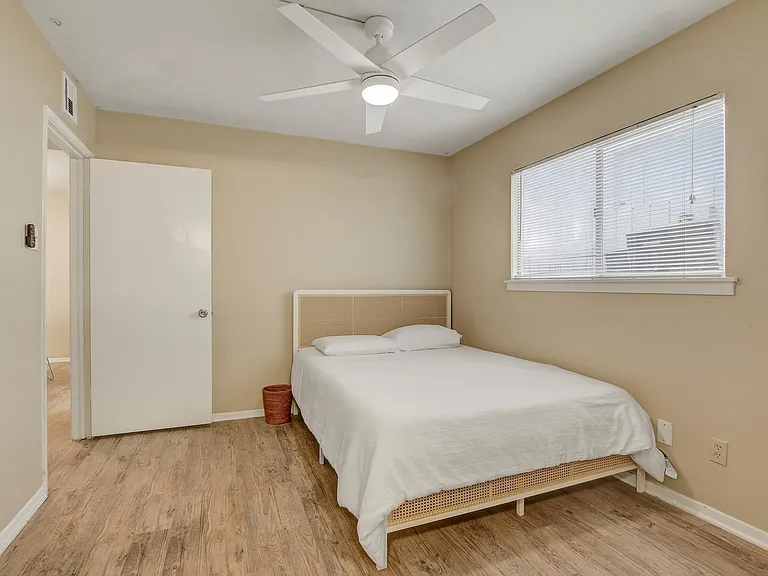 803 W 28th St #103 — Photo 10