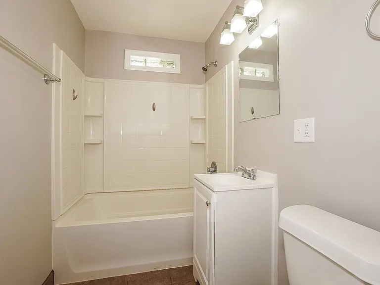1410091_026_main_bathroom_12901733.jpg
