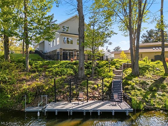 5th image of 108 Spruce Dr NW
