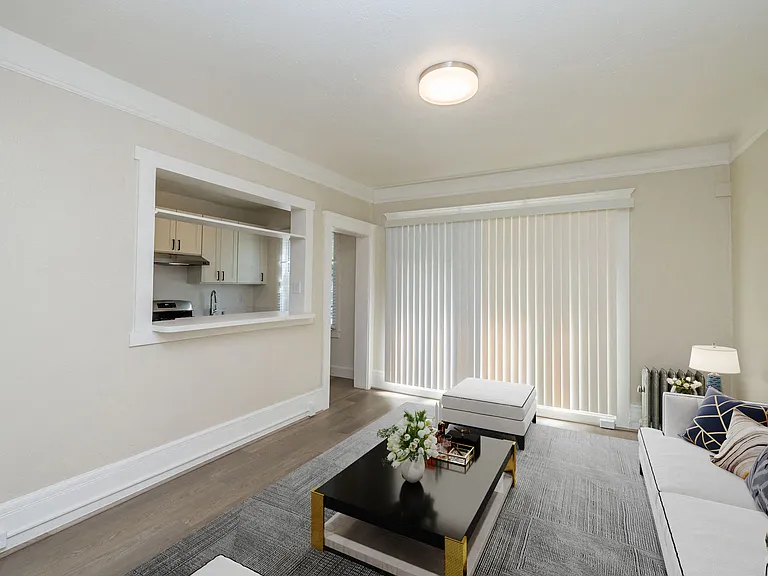 240 Grand — Photo 18