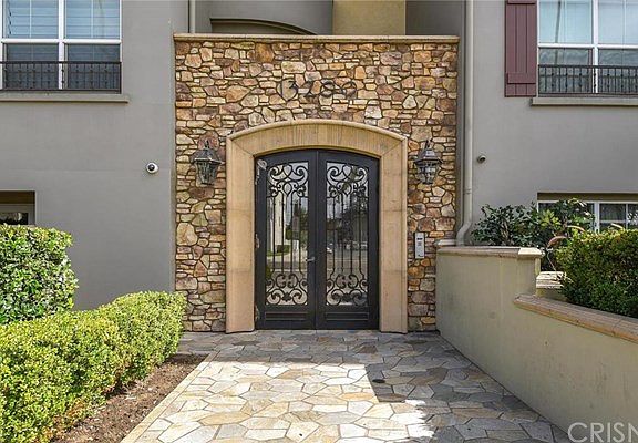 2nd image of 13200 Moorpark St APT 305