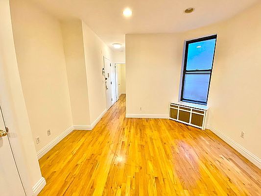 3rd image of 243 W 107th St #4E1