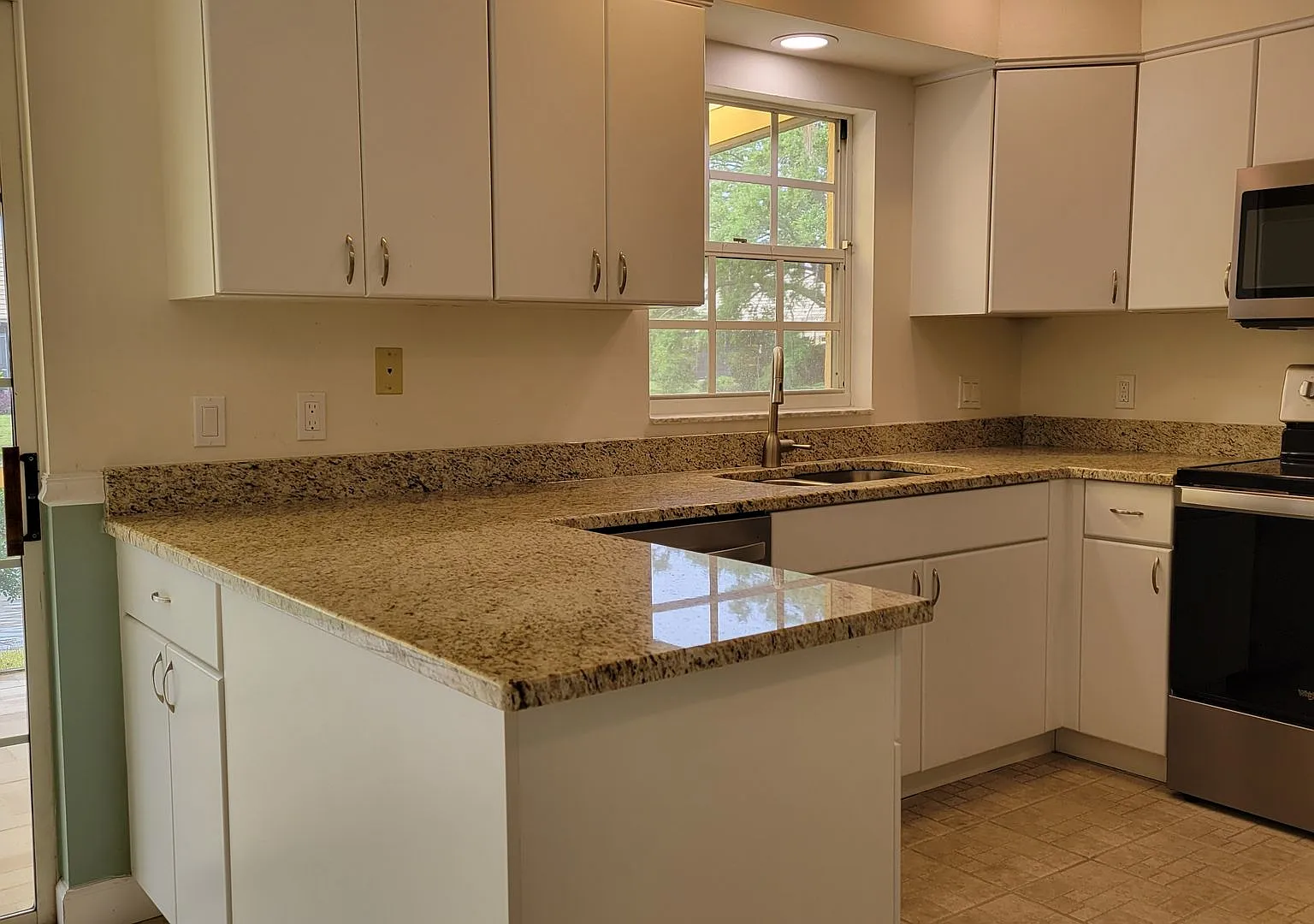Annual UNfurnished renovated 2/2 villa in gated Bradenton community — Photo 4