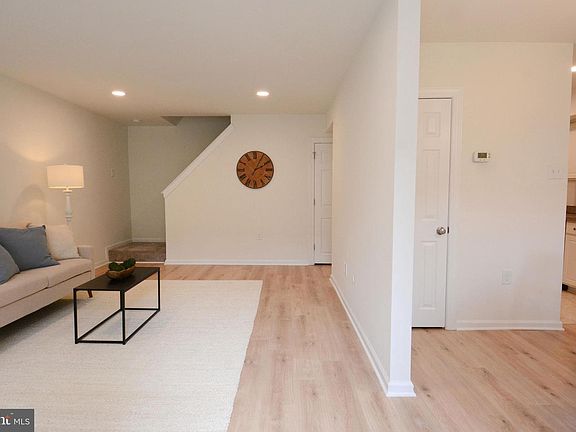 5th image of 1009 Middleton Pl W