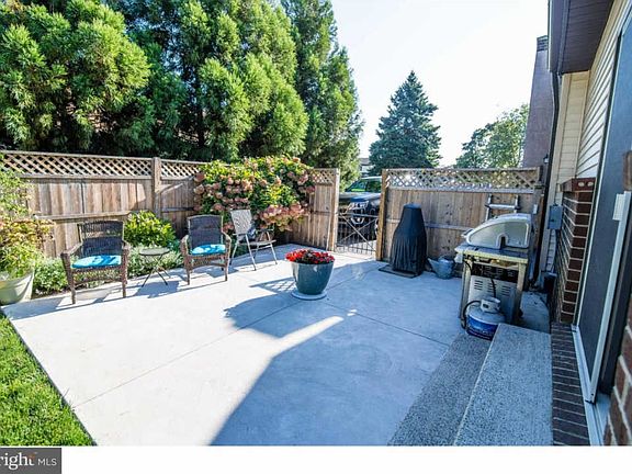 4th image of 8 McCracken Cir