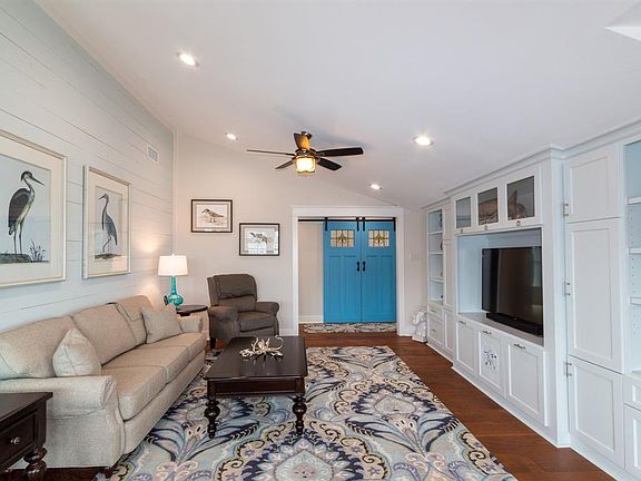5th image of 101 Tarpon St