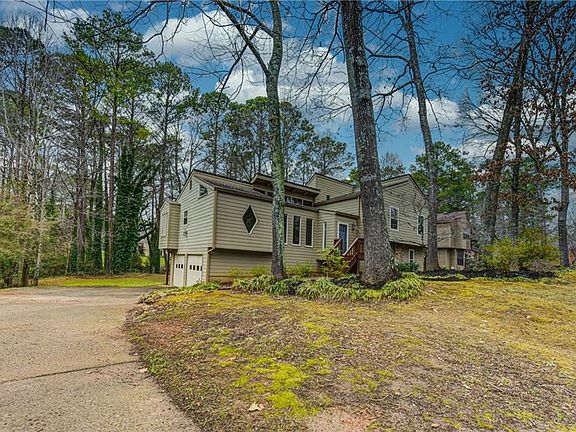 4th image of 2170 Preswick Dr NE