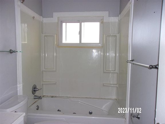 4th image of 960 Dewayne Dr