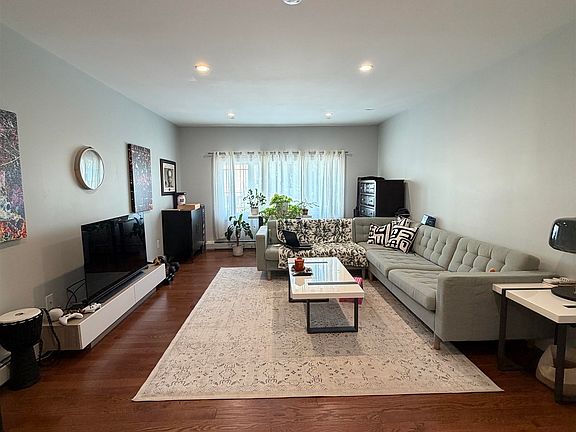 3rd image of 195 Hutton St Floor 1