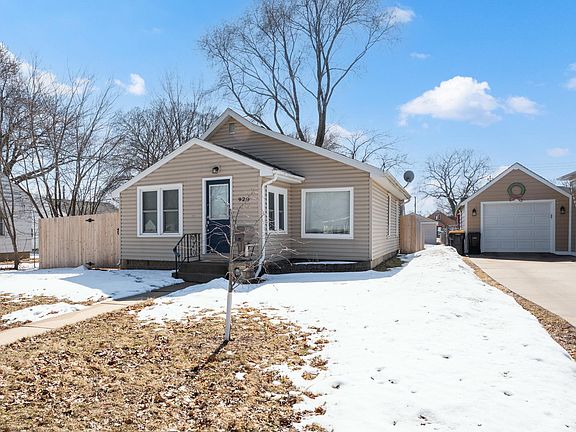 2nd image of 920-10 1/2 St SE