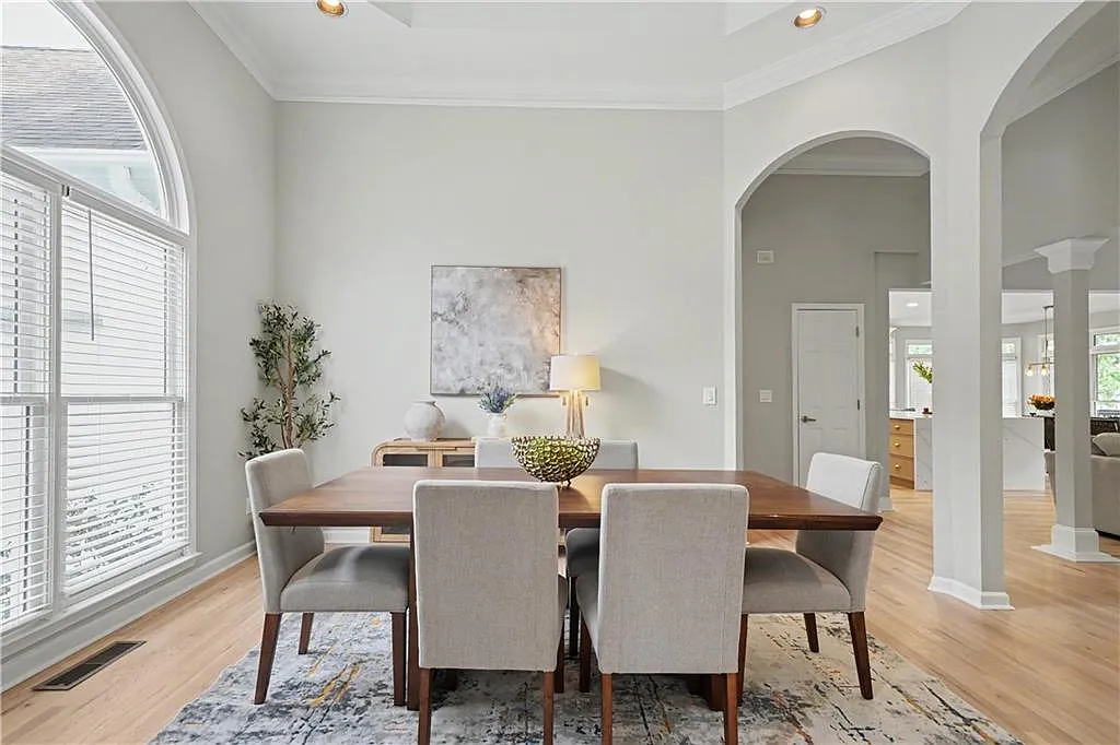 5 bed, 4.0 bath, 4700 sqft, $4,950 — Photo 3
