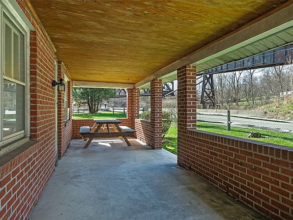2nd image of 831 Dry Run Rd