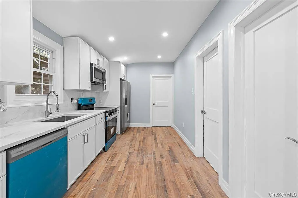 3 bed, 2.0 bath, 1000 sqft, $4,000 — Photo 1